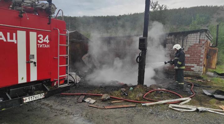 В Кировске до приезда пожарных полностью сгорел гараж